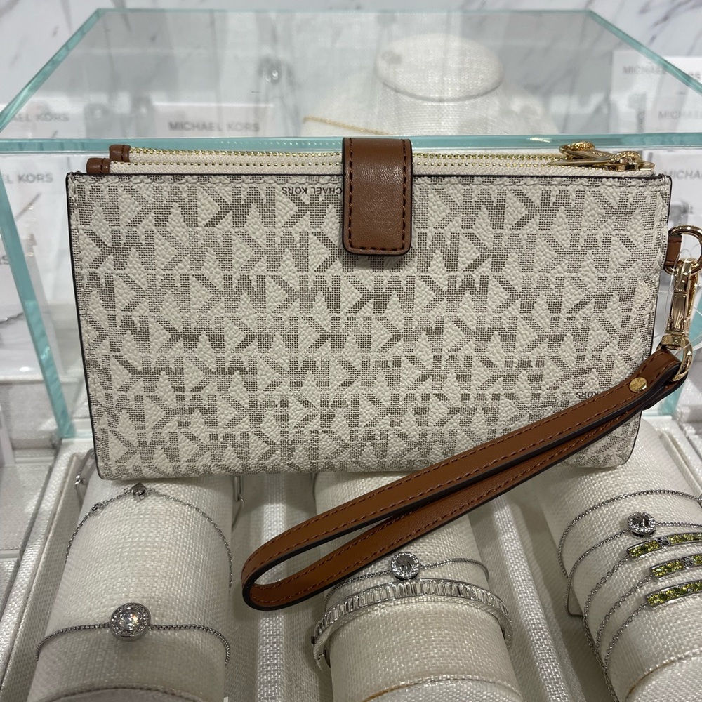 MICHAEL KORS Jet Set Trvl Lg Signature Logo Double Zip Smartphone Wallet
Vanilla - Picture 14 of 16